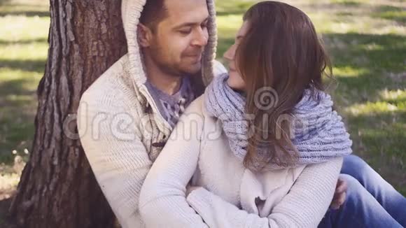 年轻夫妇坐在树下视频的预览图