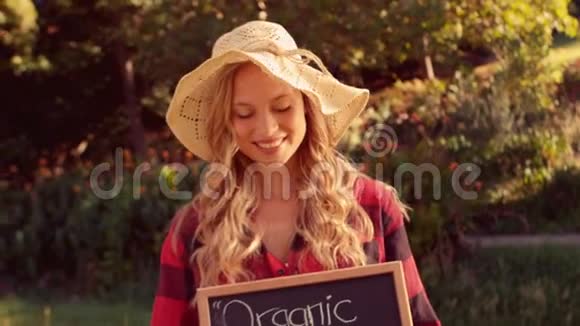 卖有机蔬菜的金发美女视频的预览图