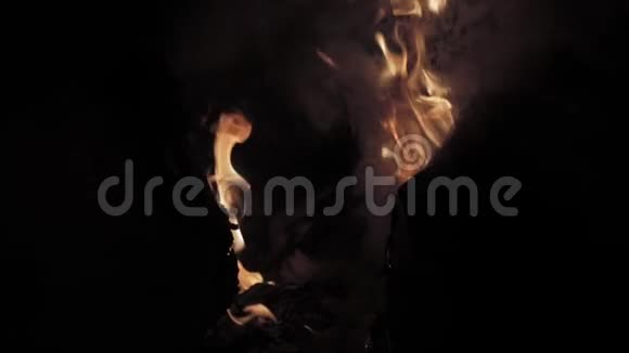 火焰在黑暗的背景下燃烧视频的预览图