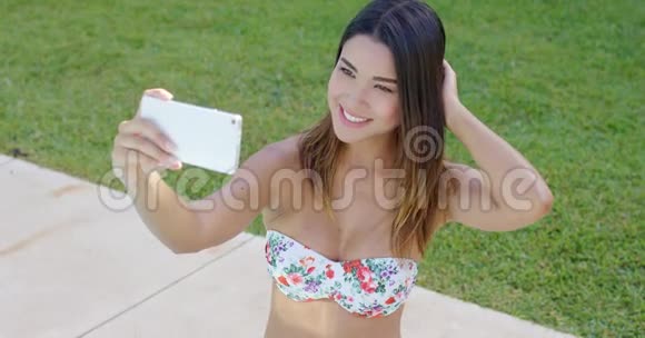 微笑快乐的年轻女子自拍视频的预览图