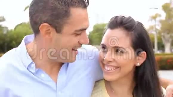 年轻的西班牙夫妇一起穿过公园视频的预览图