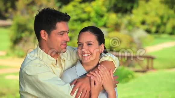 可爱的情侣在户外拥抱视频的预览图