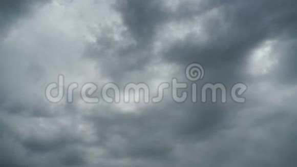 灰云在天空中移动时间流逝视频的预览图