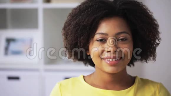 快乐的非裔美国年轻女子在家里的脸视频的预览图