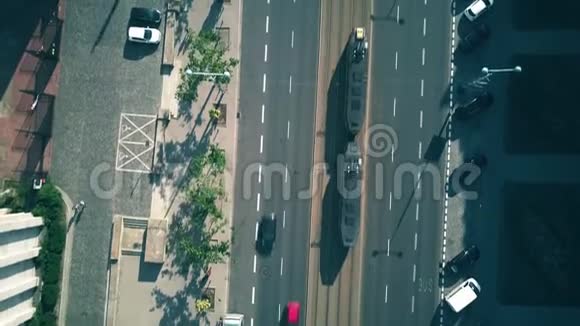 城市街道交通的高空俯视图视频的预览图