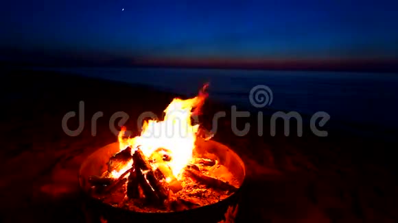 苏必利尔湖海滩篝火视频的预览图
