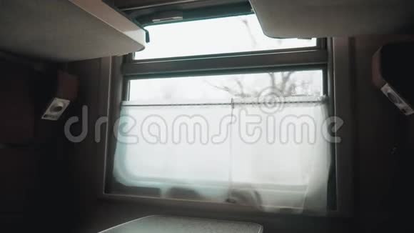 概念火车生活方式之旅旅行从俄罗斯冬季火车火车旅行的窗口可以看到美丽的景色视频的预览图