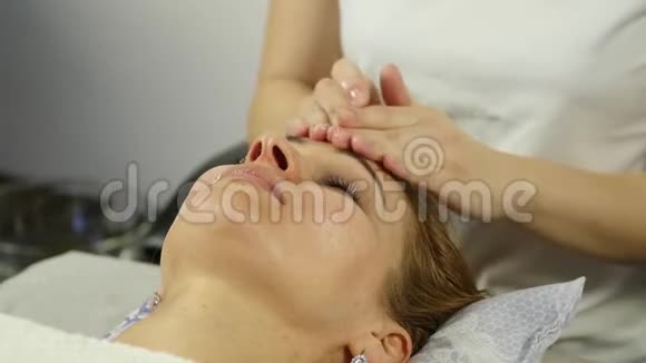 医生在女性脸上做穴位按压中国替代医学视频的预览图