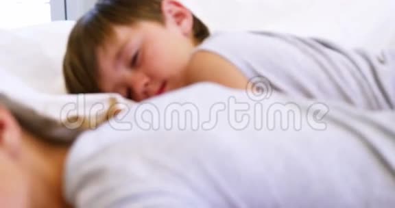 男孩和女孩睡在卧室里视频的预览图