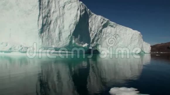 海洋镜面上漂浮的冰山视频的预览图