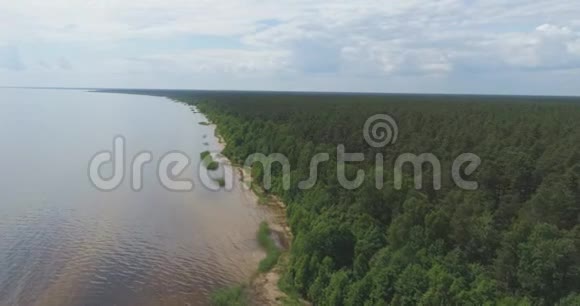 鸟瞰海岸线夏日风景视频的预览图