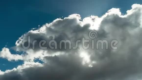 戏剧性的云层和太阳4K时间推移视频的预览图