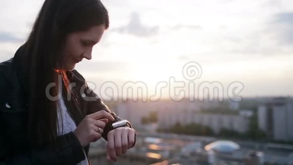 女人用她的智能手表触摸屏设备视频的预览图