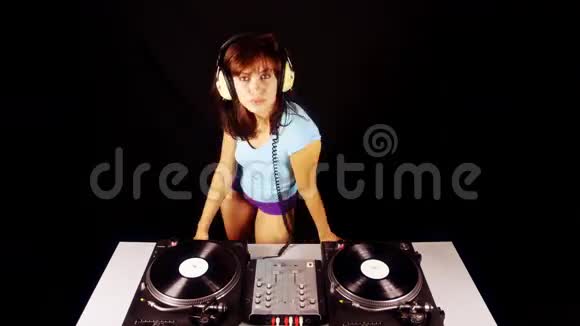女性DJ视频的预览图