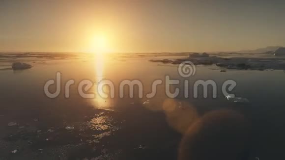 日落南极洲空中无人机飞行视频的预览图