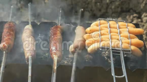 烧烤用的肉肠烤架上煎视频的预览图