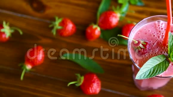 一杯草莓鲜甜冰沙视频的预览图