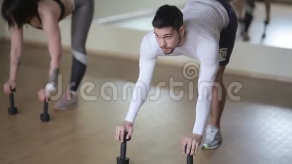 在健身房锻炼的人视频的预览图