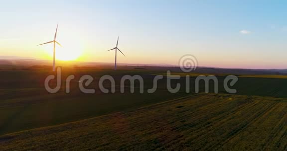 日落4K的风车农场视频的预览图