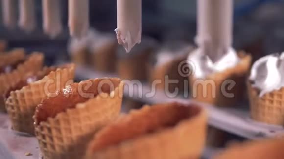 冰淇淋的生产冰淇淋自动生产线在一家现代化的食品工厂视频的预览图