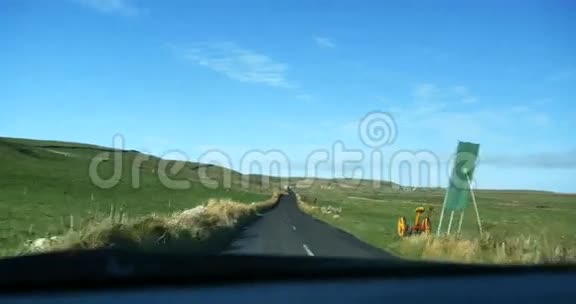 在高速公路上超速行驶视频的预览图