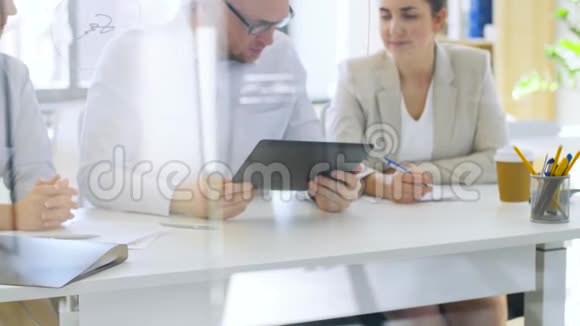 拥有平板电脑的商务团队在办公室工作视频的预览图