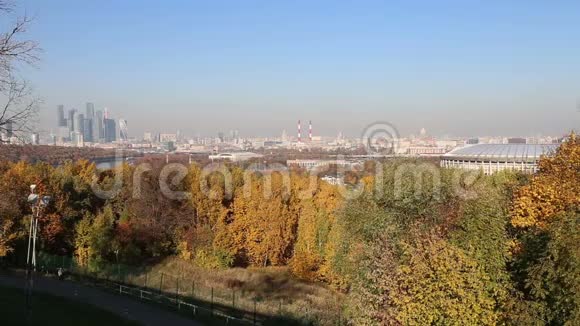 从俄罗斯麻雀山俯瞰莫斯科市中心视频的预览图