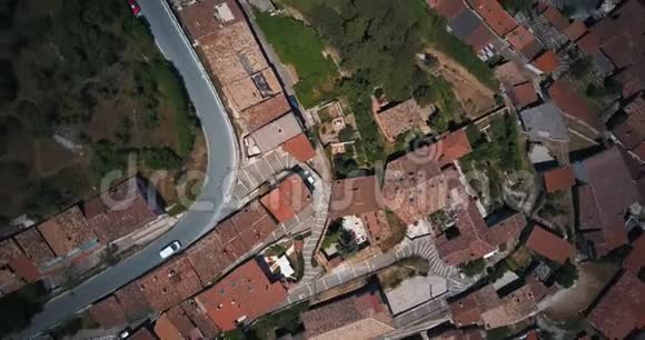 空中无人机镜头视频塔利亚科佐的全景AQ意大利视频的预览图