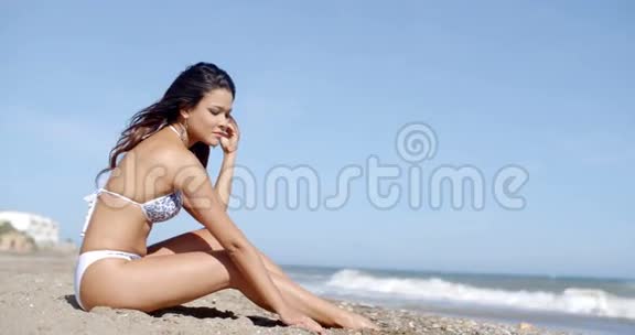 在热带海滩上微笑美丽的女人视频的预览图