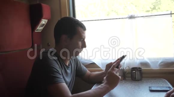 火车上的人火车上的人火车上的人听着音乐在信使社交媒体智能手机上写信息视频的预览图