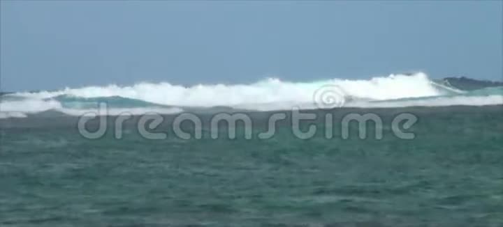 海浪在海面上视频的预览图