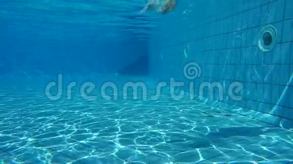 游泳池里的男孩在水下游泳视频的预览图