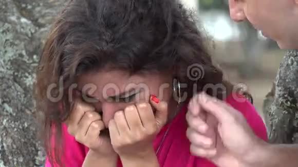 情绪化的女人哭泣视频的预览图