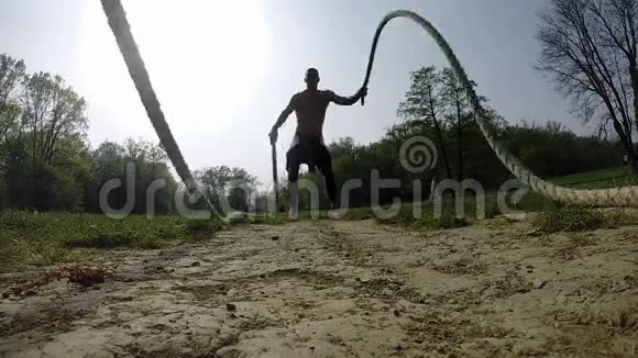 强壮的肌肉男用绳子锻炼视频的预览图