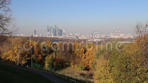 从俄罗斯麻雀山俯瞰莫斯科市中心视频的预览图
