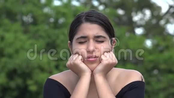 令人不安的悲伤女西班牙裔青少年视频的预览图