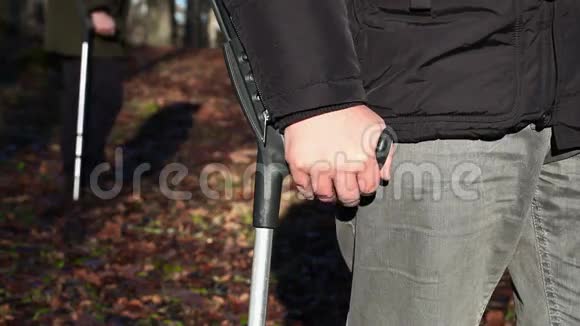 有拐杖的残疾人视频的预览图