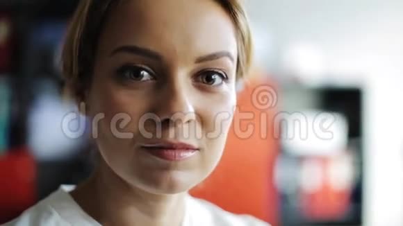 办公室里一位微笑的中年妇女的脸视频的预览图