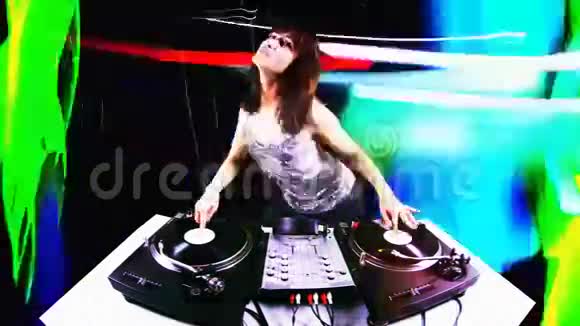 女性DJ视频的预览图