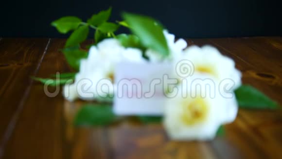 美丽的白色盛开的玫瑰视频的预览图