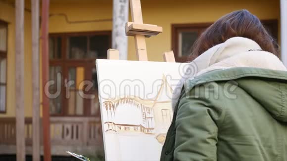 年轻的艺术家在城里画画艺术家们在街上画画学生画旧欧洲的建筑视频的预览图