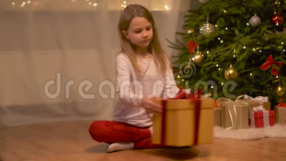 快乐女孩在家打开圣诞礼物视频的预览图