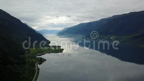 挪威空气中无人驾驶飞机的理想峡湾反射视频的预览图