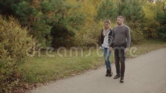 在秋天公园散步的夫妇视频的预览图