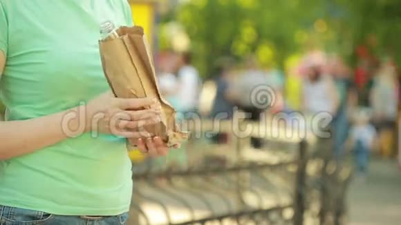 女孩在街上从纸袋里喝酒反社会行为视频的预览图