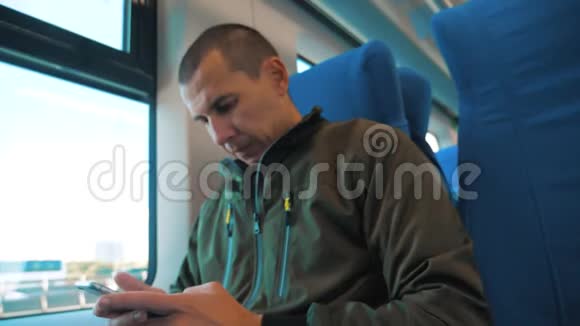 地铁里不知名的中年男子智能手机向社交媒体信使发送短信视频的预览图