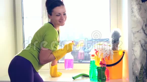 女人打扫窗户视频的预览图