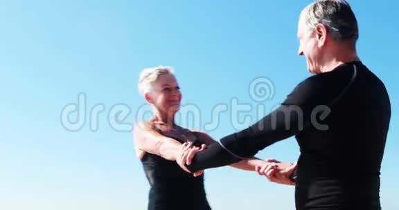 年长夫妇在海滩上跳舞视频的预览图
