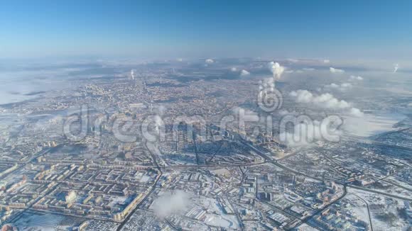 冬季无人驾驶飞机从空中拍摄明斯克市雪日晴的住宅建筑视频的预览图