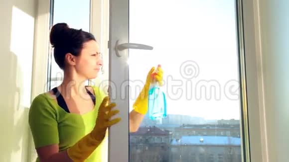 女人打扫窗户视频的预览图